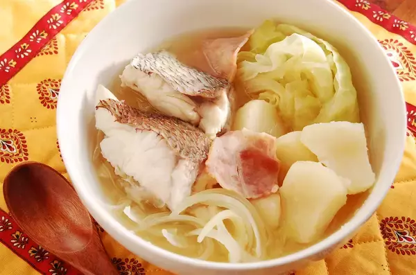 「【魚でポトフ】鯛の切り身をコンソメで煮込んでみた♪出汁が野菜に染みて…驚きのコク！【お肉より旨い!?】」の画像