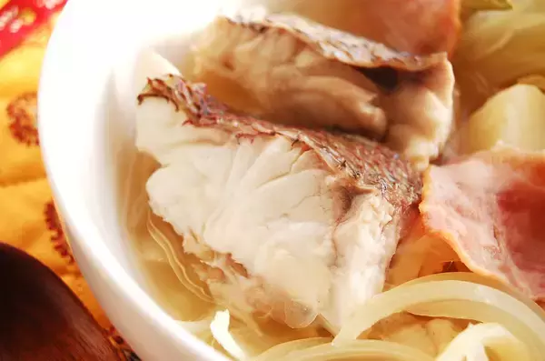 「【魚でポトフ】鯛の切り身をコンソメで煮込んでみた♪出汁が野菜に染みて…驚きのコク！【お肉より旨い!?】」の画像