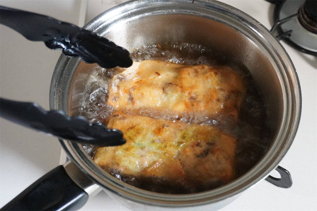 【余った餅×サバ缶で】これはハマる…！春巻きの名店直伝「新感覚春巻き」作ってみた！白菜超ジューシー♪