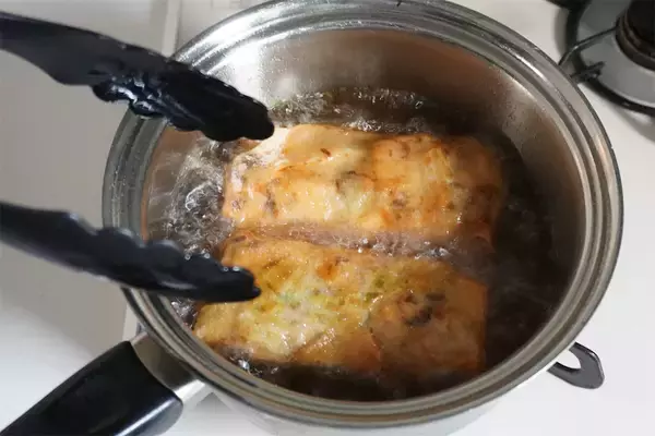 「【余った餅×サバ缶で】これはハマる…！春巻きの名店直伝「新感覚春巻き」作ってみた！白菜超ジューシー♪」の画像