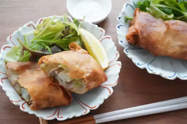 「【余った餅×サバ缶で】これはハマる…！春巻きの名店直伝「新感覚春巻き」作ってみた！白菜超ジューシー♪」の画像