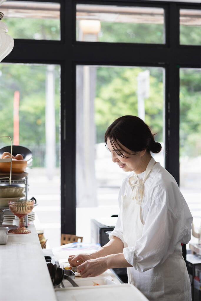 【余った餅×サバ缶で】これはハマる…！春巻きの名店直伝「新感覚春巻き」作ってみた！白菜超ジューシー♪