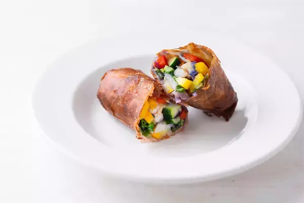 「【余った餅×サバ缶で】これはハマる…！春巻きの名店直伝「新感覚春巻き」作ってみた！白菜超ジューシー♪」の画像