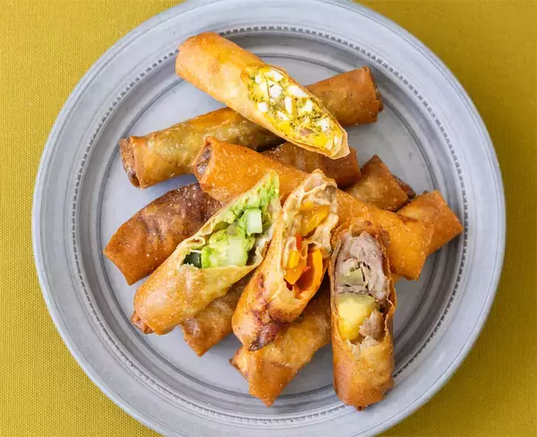 「【余った餅×サバ缶で】これはハマる…！春巻きの名店直伝「新感覚春巻き」作ってみた！白菜超ジューシー♪」の画像