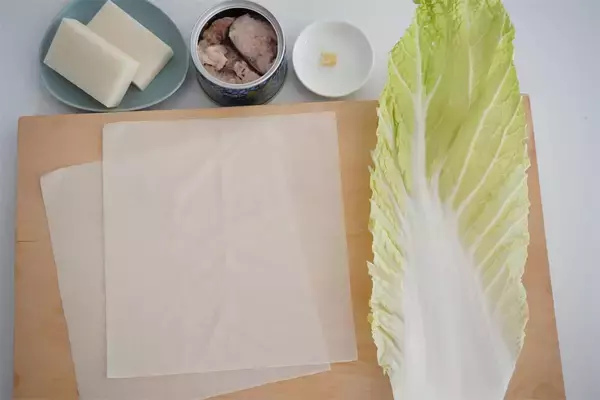 「【余った餅×サバ缶で】これはハマる…！春巻きの名店直伝「新感覚春巻き」作ってみた！白菜超ジューシー♪」の画像