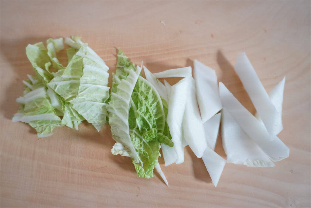 【余った餅×サバ缶で】これはハマる…！春巻きの名店直伝「新感覚春巻き」作ってみた！白菜超ジューシー♪