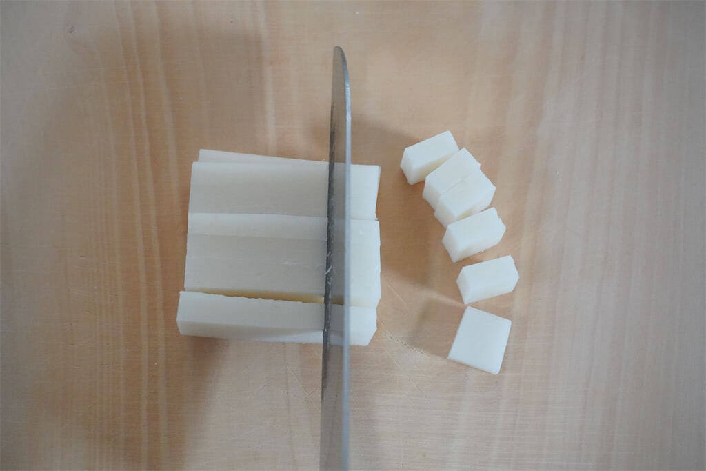 【余った餅×サバ缶で】これはハマる…！春巻きの名店直伝「新感覚春巻き」作ってみた！白菜超ジューシー♪