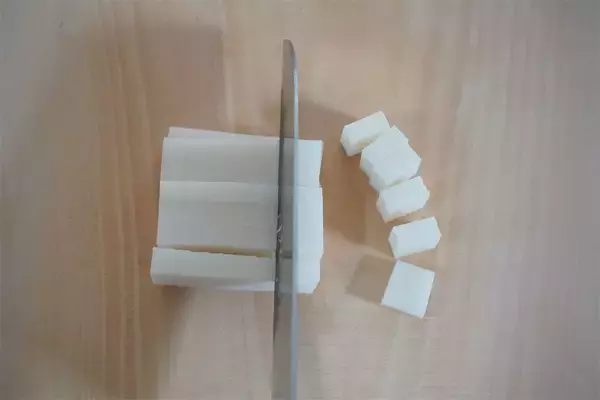 「【余った餅×サバ缶で】これはハマる…！春巻きの名店直伝「新感覚春巻き」作ってみた！白菜超ジューシー♪」の画像