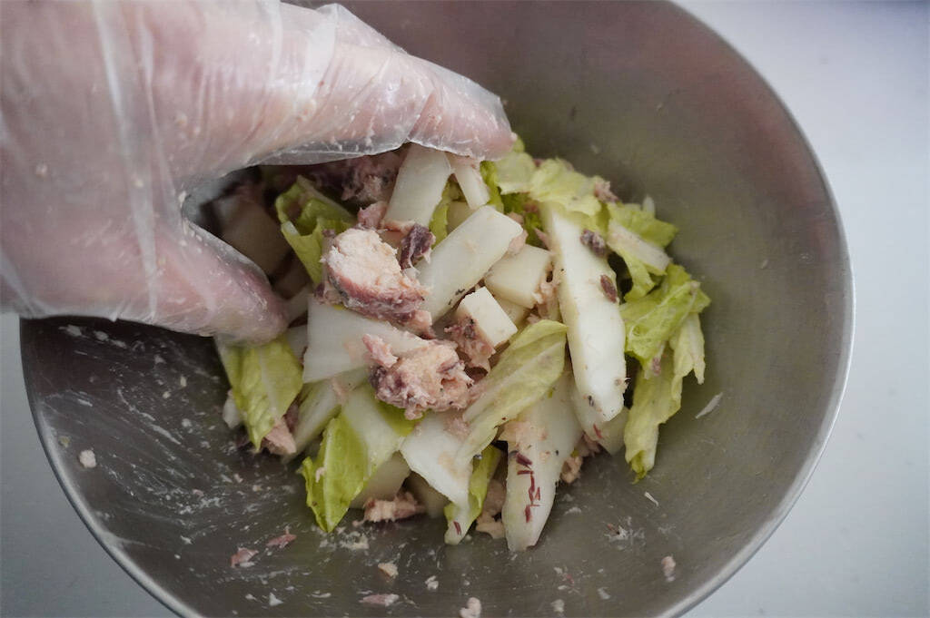 【余った餅×サバ缶で】これはハマる…！春巻きの名店直伝「新感覚春巻き」作ってみた！白菜超ジューシー♪