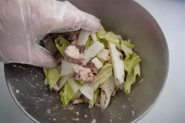 「【余った餅×サバ缶で】これはハマる…！春巻きの名店直伝「新感覚春巻き」作ってみた！白菜超ジューシー♪」の画像