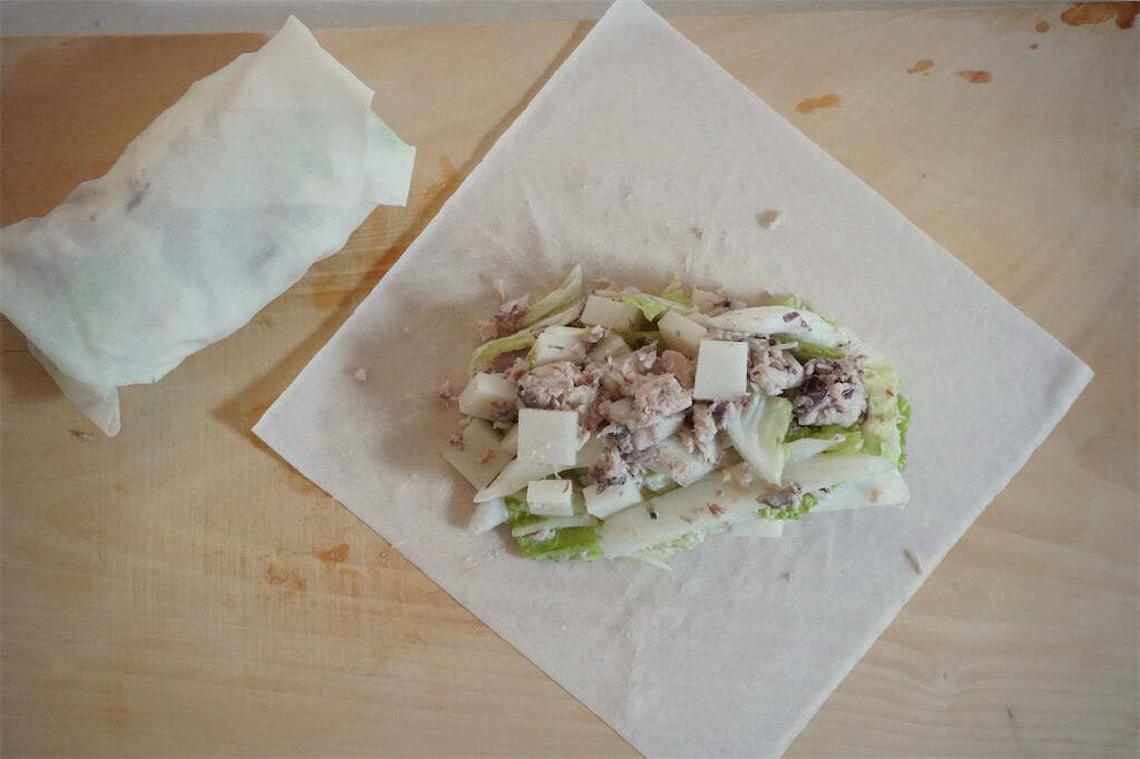 【余った餅×サバ缶で】これはハマる…！春巻きの名店直伝「新感覚春巻き」作ってみた！白菜超ジューシー♪