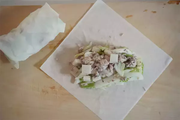 「【余った餅×サバ缶で】これはハマる…！春巻きの名店直伝「新感覚春巻き」作ってみた！白菜超ジューシー♪」の画像