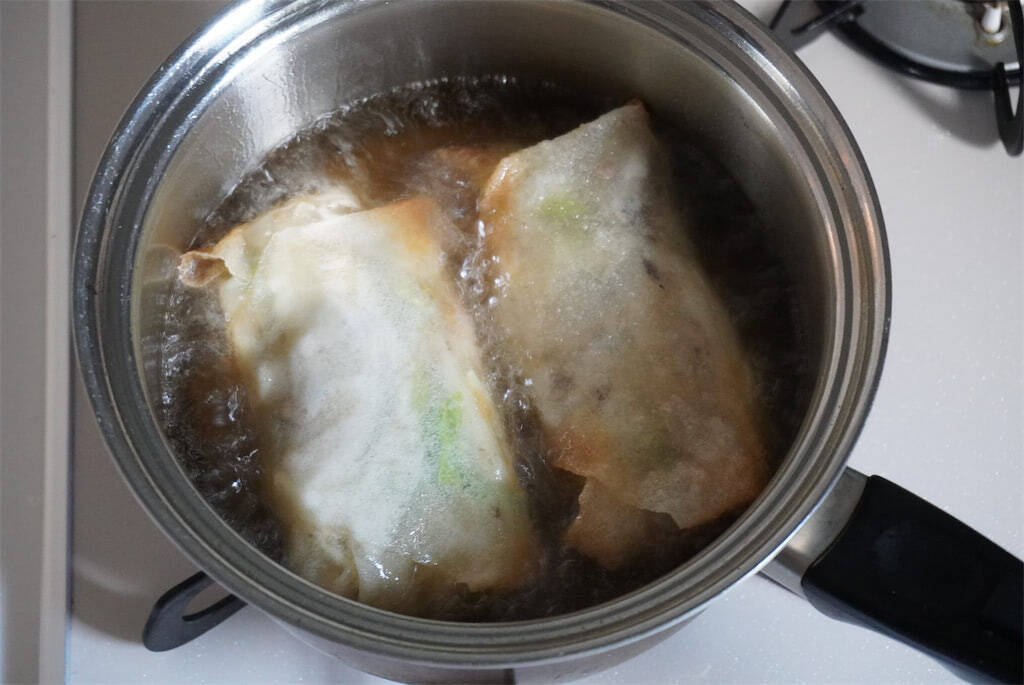 【余った餅×サバ缶で】これはハマる…！春巻きの名店直伝「新感覚春巻き」作ってみた！白菜超ジューシー♪