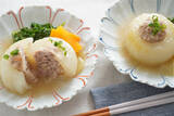 「【春限定の肉汁爆弾】甘～いエキスたっぷり「新玉ねぎのひき肉詰め」作ってみた！バターでコク増し♡」の画像1