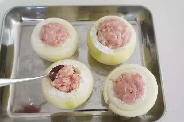 「【春限定の肉汁爆弾】甘～いエキスたっぷり「新玉ねぎのひき肉詰め」作ってみた！バターでコク増し♡」の画像