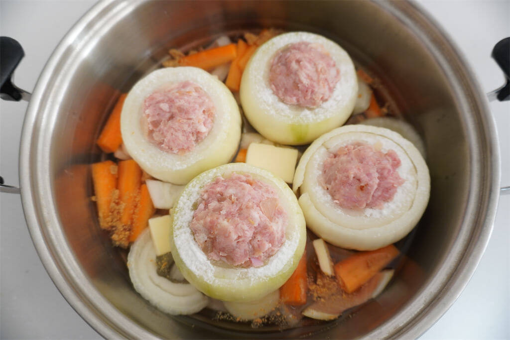 【春限定の肉汁爆弾】甘～いエキスたっぷり「新玉ねぎのひき肉詰め」作ってみた！バターでコク増し♡