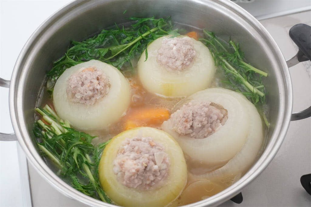 【春限定の肉汁爆弾】甘～いエキスたっぷり「新玉ねぎのひき肉詰め」作ってみた！バターでコク増し♡