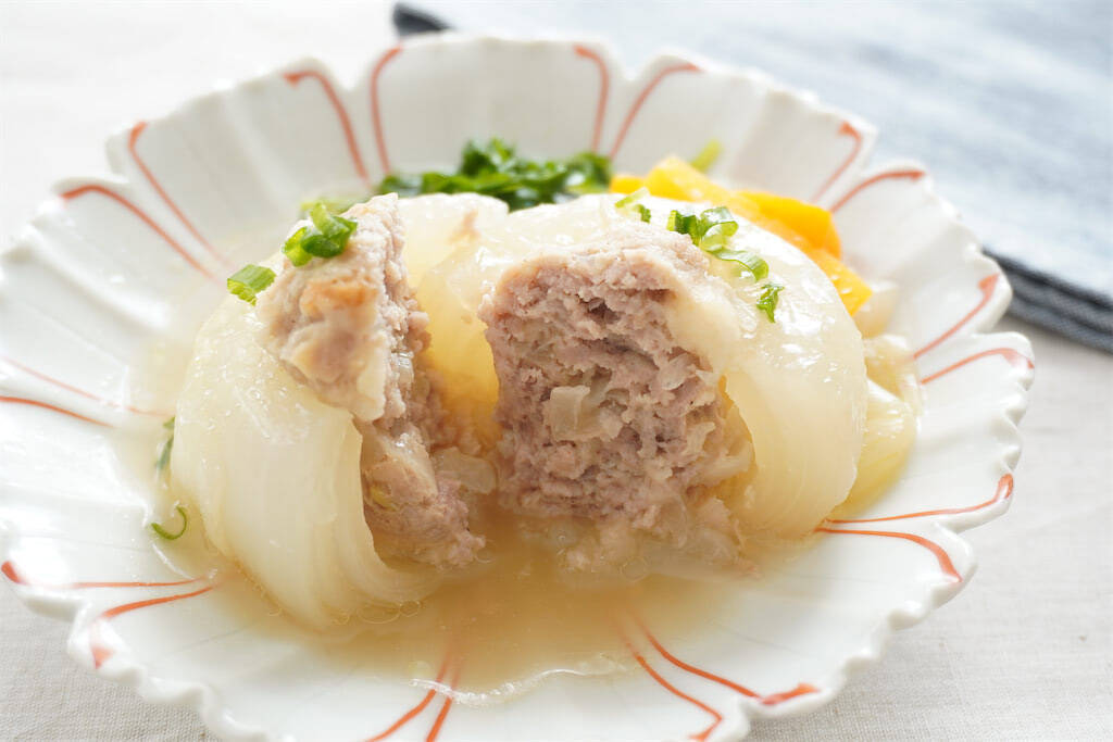 【春限定の肉汁爆弾】甘～いエキスたっぷり「新玉ねぎのひき肉詰め」作ってみた！バターでコク増し♡