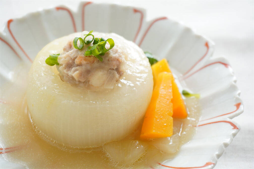 【春限定の肉汁爆弾】甘～いエキスたっぷり「新玉ねぎのひき肉詰め」作ってみた！バターでコク増し♡
