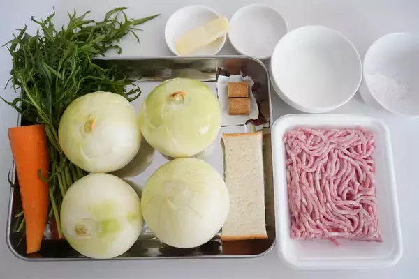 「【春限定の肉汁爆弾】甘～いエキスたっぷり「新玉ねぎのひき肉詰め」作ってみた！バターでコク増し♡」の画像
