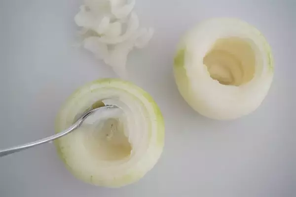 「【春限定の肉汁爆弾】甘～いエキスたっぷり「新玉ねぎのひき肉詰め」作ってみた！バターでコク増し♡」の画像