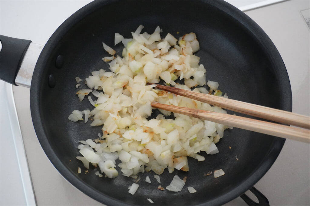 【春限定の肉汁爆弾】甘～いエキスたっぷり「新玉ねぎのひき肉詰め」作ってみた！バターでコク増し♡