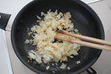 「【春限定の肉汁爆弾】甘～いエキスたっぷり「新玉ねぎのひき肉詰め」作ってみた！バターでコク増し♡」の画像6