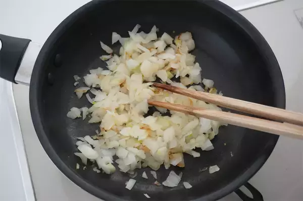 「【春限定の肉汁爆弾】甘～いエキスたっぷり「新玉ねぎのひき肉詰め」作ってみた！バターでコク増し♡」の画像
