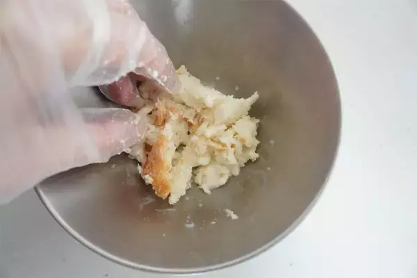 「【春限定の肉汁爆弾】甘～いエキスたっぷり「新玉ねぎのひき肉詰め」作ってみた！バターでコク増し♡」の画像