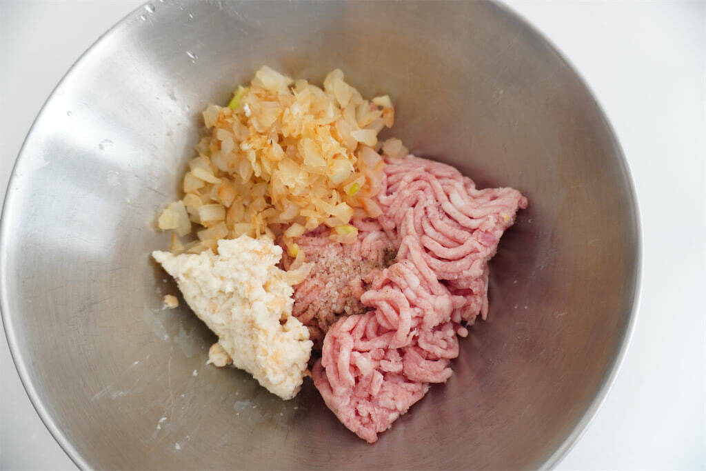 【春限定の肉汁爆弾】甘～いエキスたっぷり「新玉ねぎのひき肉詰め」作ってみた！バターでコク増し♡