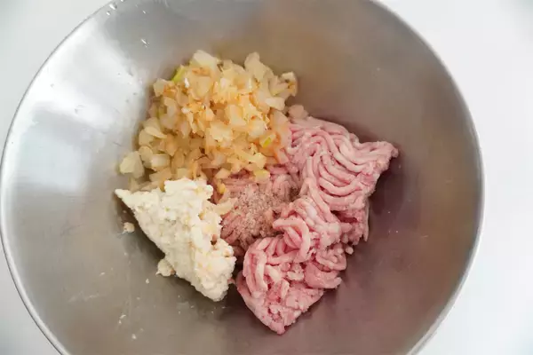 「【春限定の肉汁爆弾】甘～いエキスたっぷり「新玉ねぎのひき肉詰め」作ってみた！バターでコク増し♡」の画像