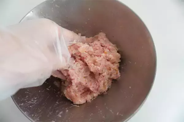「【春限定の肉汁爆弾】甘～いエキスたっぷり「新玉ねぎのひき肉詰め」作ってみた！バターでコク増し♡」の画像