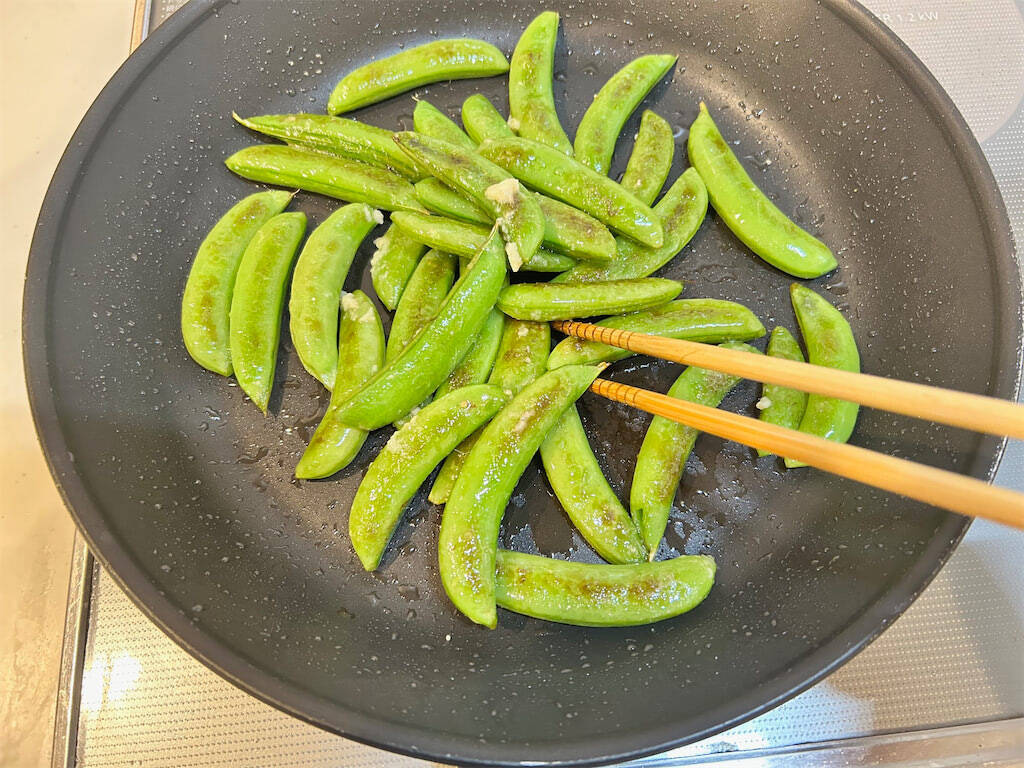 【スナップエンドウの新常識】茹でずに焼くが正解!?「塩ガーリック」で味付けしてみたら…無限おかず爆誕!!