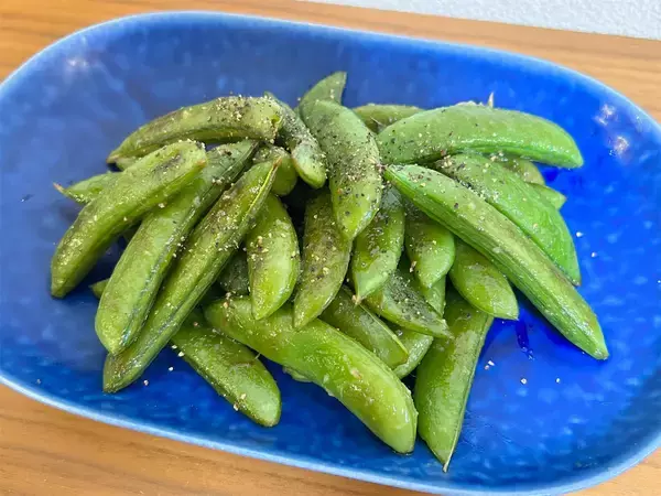 「【スナップエンドウの新常識】茹でずに焼くが正解!?「塩ガーリック」で味付けしてみたら…無限おかず爆誕!!」の画像