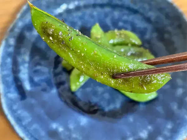 「【スナップエンドウの新常識】茹でずに焼くが正解!?「塩ガーリック」で味付けしてみたら…無限おかず爆誕!!」の画像