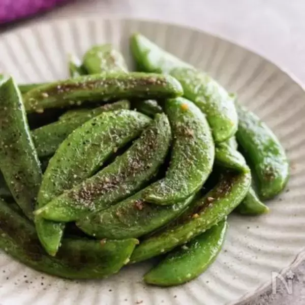 「【スナップエンドウの新常識】茹でずに焼くが正解!?「塩ガーリック」で味付けしてみたら…無限おかず爆誕!!」の画像