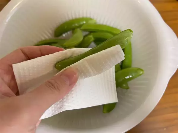 「【スナップエンドウの新常識】茹でずに焼くが正解!?「塩ガーリック」で味付けしてみたら…無限おかず爆誕!!」の画像