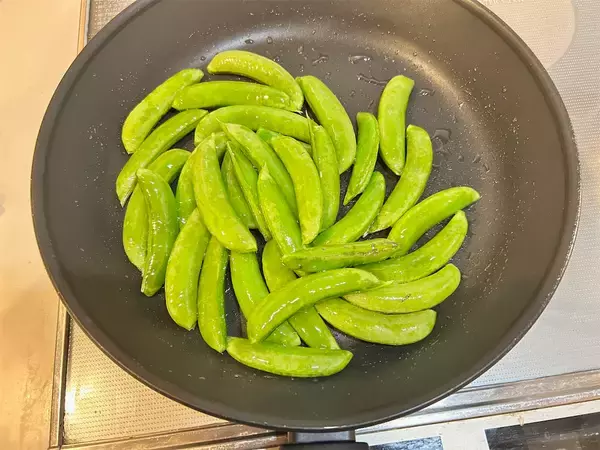 「【スナップエンドウの新常識】茹でずに焼くが正解!?「塩ガーリック」で味付けしてみたら…無限おかず爆誕!!」の画像