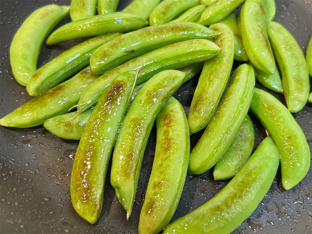 【スナップエンドウの新常識】茹でずに焼くが正解!?「塩ガーリック」で味付けしてみたら…無限おかず爆誕!!