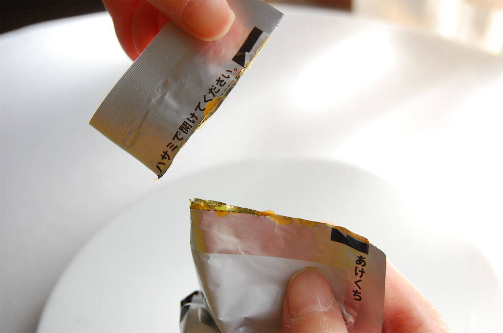 「レトルトパウチ」を鮮やかに手で開封する裏ワザを試してみた！カレーで手を汚さずに封を開けたか⁉