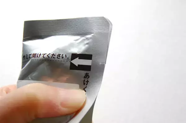 「「レトルトパウチ」を鮮やかに手で開封する裏ワザを試してみた！カレーで手を汚さずに封を開けたか⁉」の画像