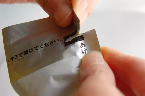 「「レトルトパウチ」を鮮やかに手で開封する裏ワザを試してみた！カレーで手を汚さずに封を開けたか⁉」の画像