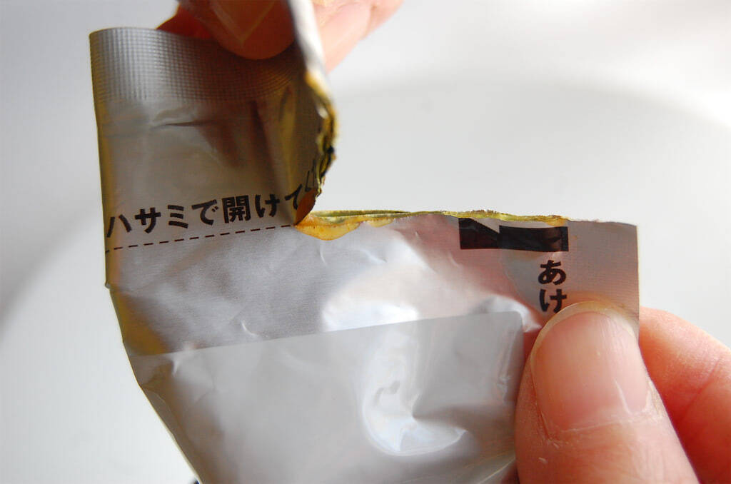 「レトルトパウチ」を鮮やかに手で開封する裏ワザを試してみた！カレーで手を汚さずに封を開けたか⁉
