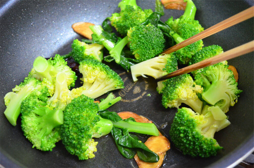 【祝！指定野菜】いつもとひと味違う「ローマ風」でブロッコリーを味わってみた！にんにくと唐辛子でピリッ!!