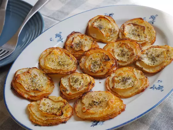 「【ポテチ級のカリカリ食感】中はホクホク♡極薄じゃがいもで「ミルフィーユポテト」作ってみた！秘密は重ね方に」の画像