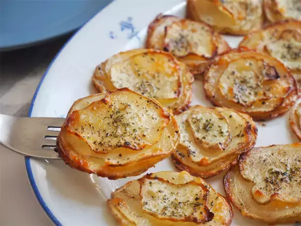 「【ポテチ級のカリカリ食感】中はホクホク♡極薄じゃがいもで「ミルフィーユポテト」作ってみた！秘密は重ね方に」の画像