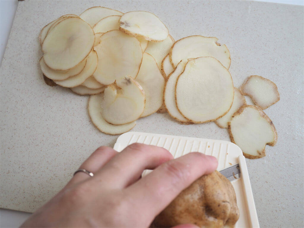 【ポテチ級のカリカリ食感】中はホクホク♡極薄じゃがいもで「ミルフィーユポテト」作ってみた！秘密は重ね方に