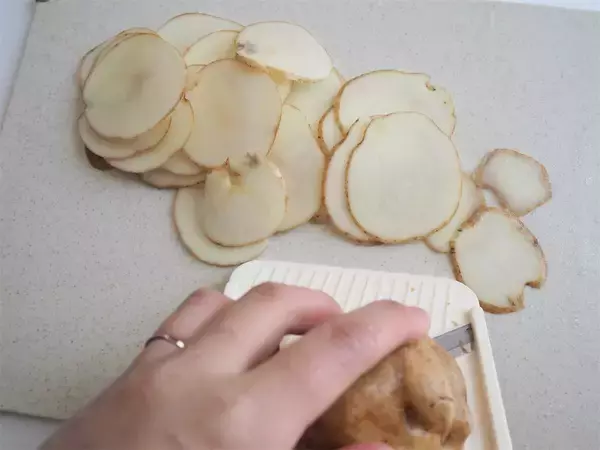 「【ポテチ級のカリカリ食感】中はホクホク♡極薄じゃがいもで「ミルフィーユポテト」作ってみた！秘密は重ね方に」の画像