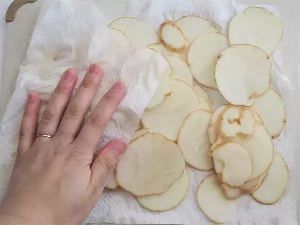 「【ポテチ級のカリカリ食感】中はホクホク♡極薄じゃがいもで「ミルフィーユポテト」作ってみた！秘密は重ね方に」の画像