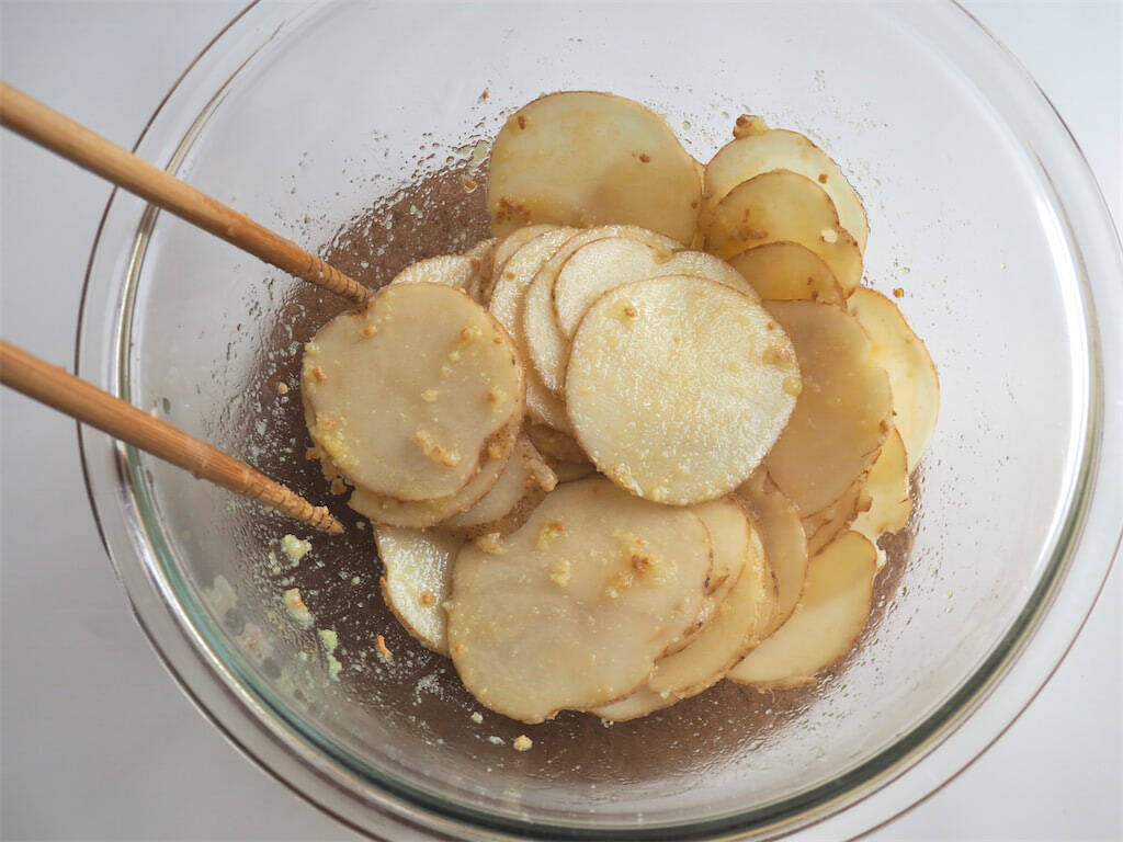 【ポテチ級のカリカリ食感】中はホクホク♡極薄じゃがいもで「ミルフィーユポテト」作ってみた！秘密は重ね方に
